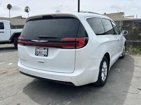 Used 2021 Chrysler Pacifica Touring-L FWD image 2