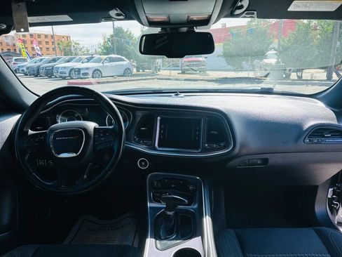 Used 2015 Dodge Challenger SXT RWD image 9