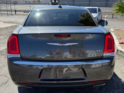 Used 2019 Chrysler 300 Limited w/ Safetytec Plus Group image 4