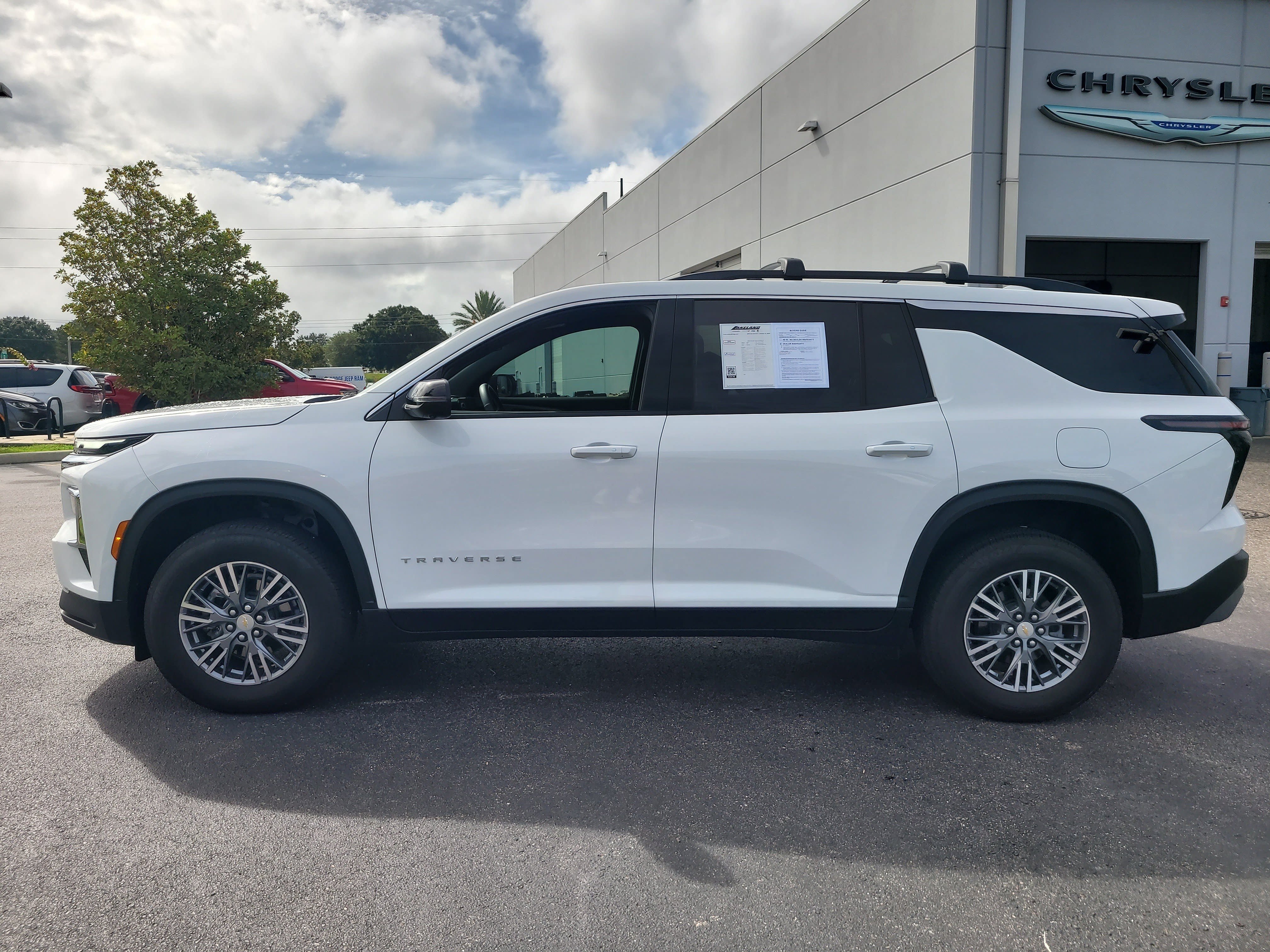 Used 2025 Chevrolet Traverse LT w/ Driver Confidence Package FWD image 7