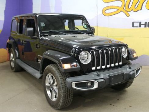 Used 2019 Jeep Wrangler Unlimited Sahara w/ Uconnect 4C Nav & Sound Group AWD/4WD image 4