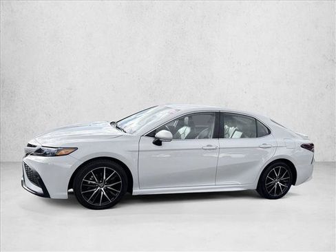 Used 2024 Toyota Camry SE image 4