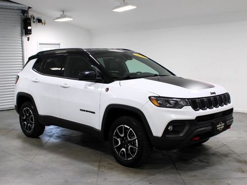 Used 2025 Jeep Compass Trailhawk w/ Trailer Tow Group AWD/4WD image 47