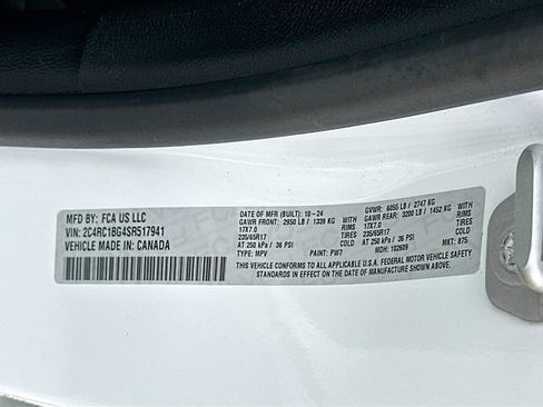 Used 2025 Chrysler Pacifica Select image 32