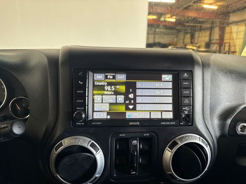 Used 2015 Jeep Wrangler Unlimited Sahara AWD/4WD image 14