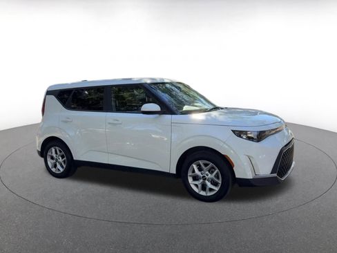 Used 2025 Kia Soul LX w/ LX Technology Package image 2