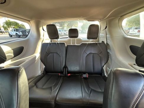 Used 2024 Chrysler Pacifica Touring-L FWD image 11