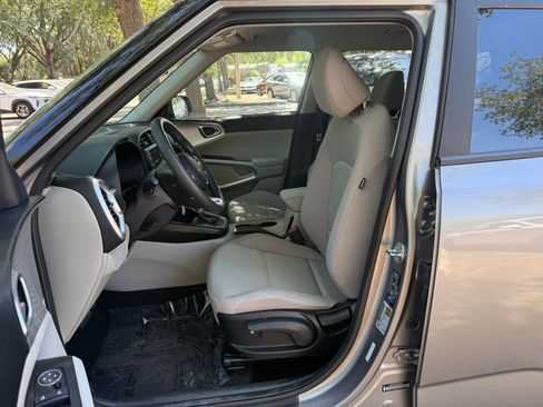 Used 2025 Kia Soul LX w/ LX Technology Package FWD image 33
