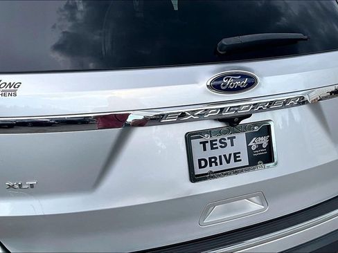 Used 2018 Ford Explorer XLT w/ Equipment Group 201A FWD image 8
