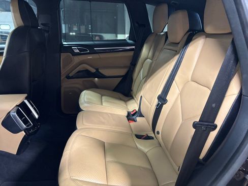 Used 2018 Porsche Cayenne Platinum Edition w/ Premium Package Plus AWD/4WD image 12