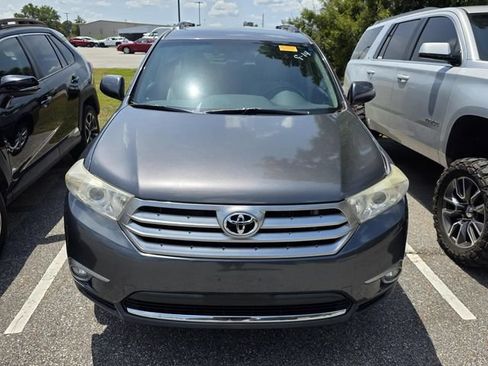 Used 2013 Toyota Highlander Plus FWD image 2