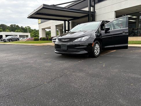Used 2024 Chrysler Voyager LX FWD image 8