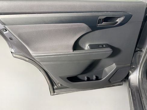 Used 2020 Toyota Highlander LE image 26