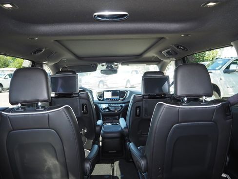 New 2026 Chrysler Pacifica Limited w/ Uconnect Theater Family Group image 12