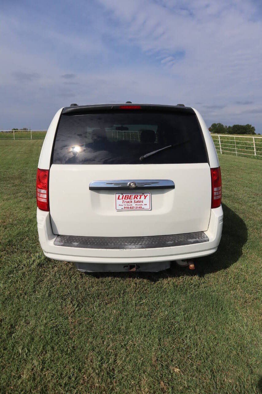 Used 2010 Chrysler Town & Country Touring FWD image 10