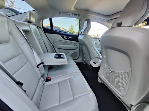 Used 2019 Volvo S60 T5 Momentum w/ Premium Package image 6