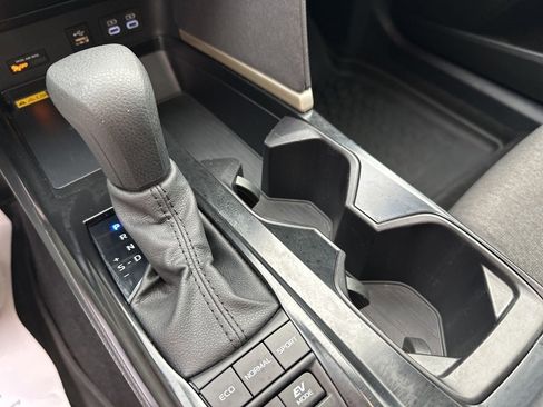 Used 2025 Toyota Camry LE w/ Convenience Package image 10