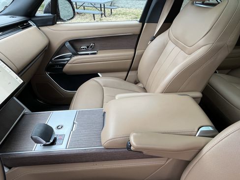 Certified 2025 Land Rover Range Rover SE image 25