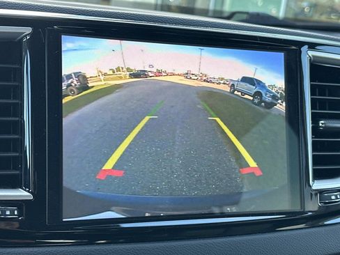 Used 2024 Chrysler Pacifica Touring-L image 6