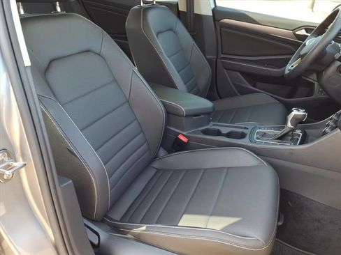 Used 2024 Volkswagen Jetta SE w/ Panoramic Sunroof Package image 18