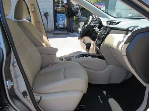 Used 2016 Nissan Rogue SV FWD image 13