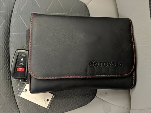 Used 2021 Toyota RAV4 XLE w/ Convenience Package image 32