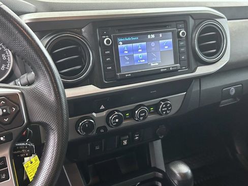 Used 2019 Toyota Tacoma SR5 w/ Four Season Floor Mat Package AWD/4WD image 12