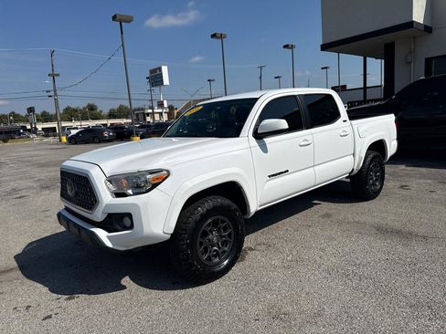 Used 2018 Toyota Tacoma SR5 RWD image 2