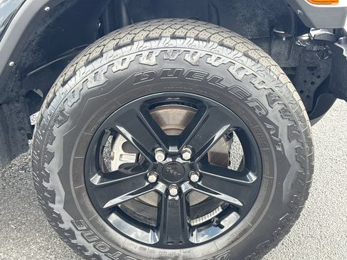 Used 2023 Jeep Wrangler Unlimited Sahara AWD/4WD image 10