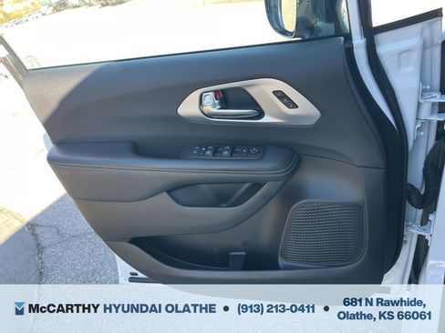 Used 2025 Chrysler Pacifica Limited image 36