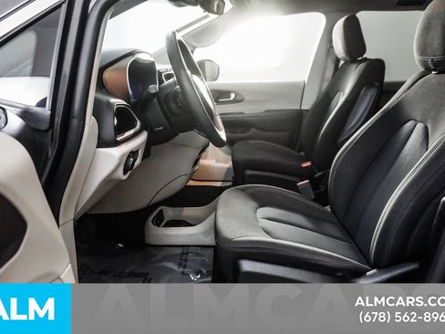 Used 2023 Chrysler Voyager LX FWD image 16