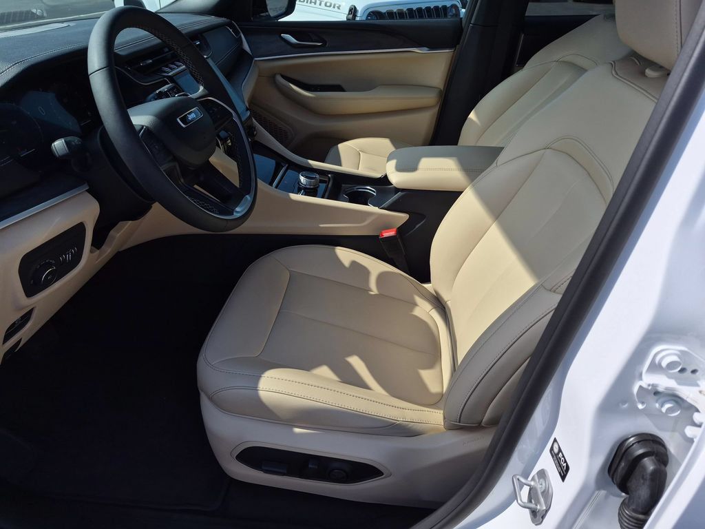 Certified 2025 Jeep Grand Cherokee Limited AWD/4WD image 12