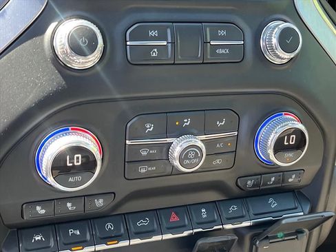 Used 2021 GMC Sierra 1500 SLT w/ SLT Premium Plus Package AWD/4WD image 18