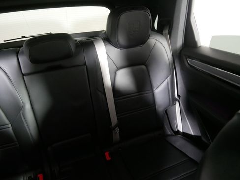 Used 2022 Porsche Cayenne Platinum Edition image 14