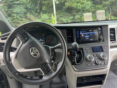 Used 2015 Toyota Sienna LE AWD/4WD image 8