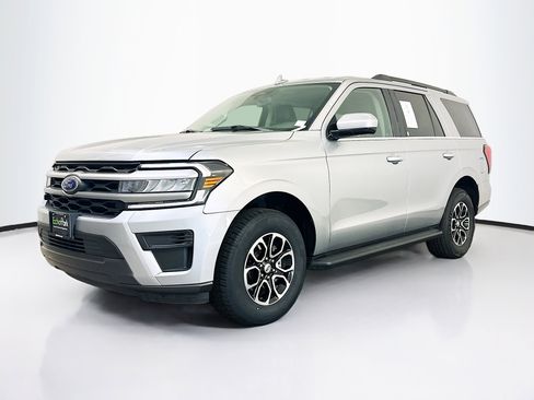 Used 2024 Ford Expedition XLT image 3