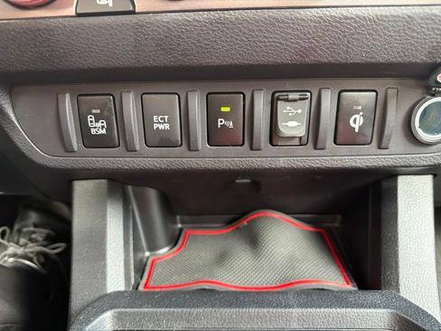 Used 2017 Toyota Tacoma TRD Sport AWD/4WD image 18