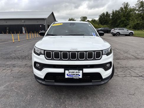 Used 2023 Jeep Compass Latitude w/ Convenience Group AWD/4WD image 2