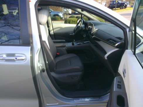 Used 2021 Toyota Sienna XSE image 76