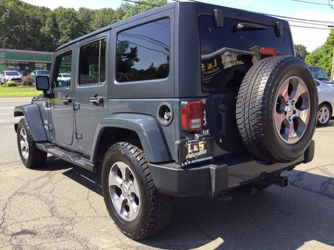 Used 2017 Jeep Wrangler Unlimited Sahara w/ Connectivity Group AWD/4WD image 10
