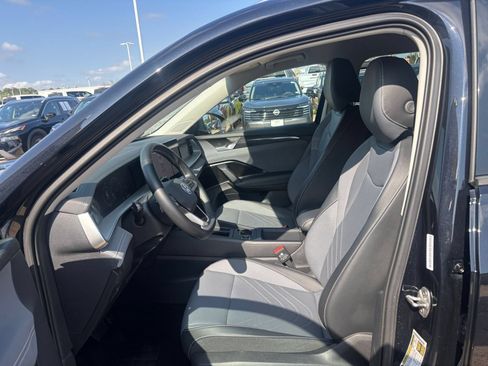 Used 2026 Volkswagen Tiguan SE AWD/4WD image 28