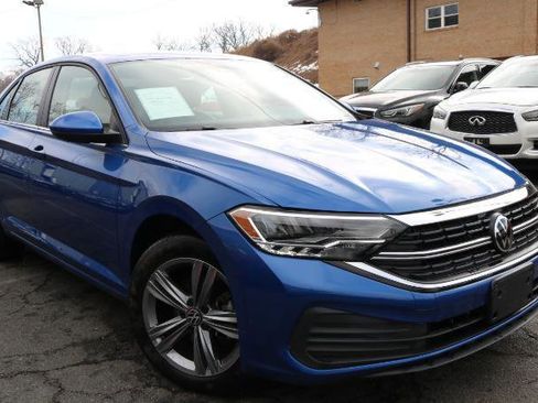 Used 2024 Volkswagen Jetta SE image 3