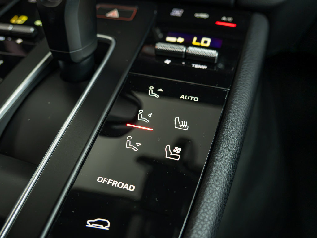 Certified 2026 Porsche Macan Turbo AWD/4WD image 15
