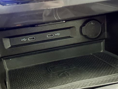 Used 2024 Volkswagen Tiguan SE image 25