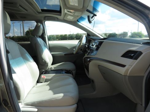 Used 2011 Toyota Sienna XLE FWD image 30