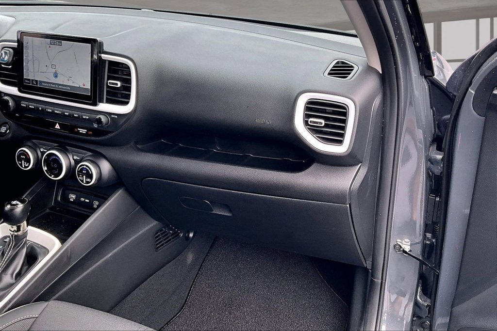 Used 2025 Hyundai Venue Limited FWD image 17