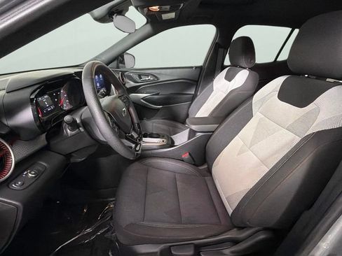 Certified 2024 Chevrolet Trax RS w/ Sunroof Package FWD image 17