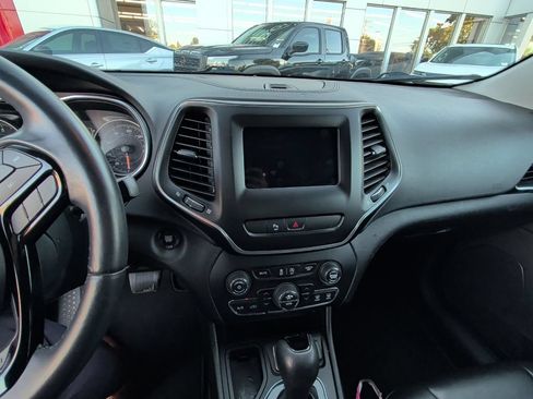 Used 2019 Jeep Cherokee Latitude Plus FWD image 10