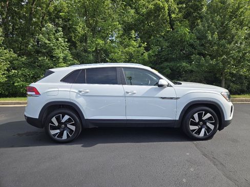 Used 2024 Volkswagen Atlas Cross Sport SE AWD/4WD image 2