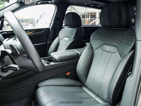 Used 2024 Bentley Bentayga Extended Wheelbase AWD/4WD image 41
